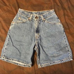 Vintage Levi’s 950 Relaxed Fit Jean Shorts